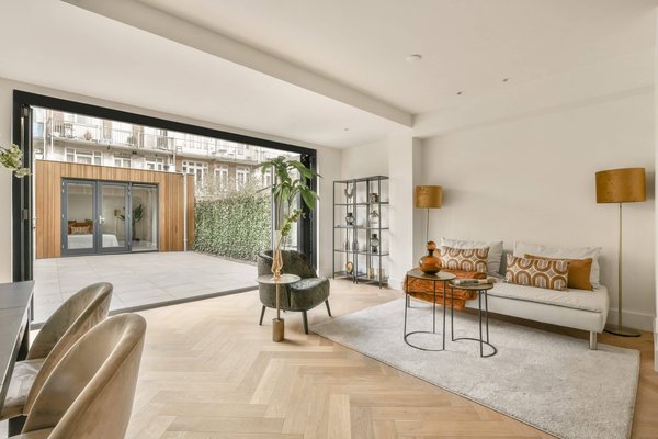 How can you create a kitchen garden on a UK flat's balcony using vertical planters?